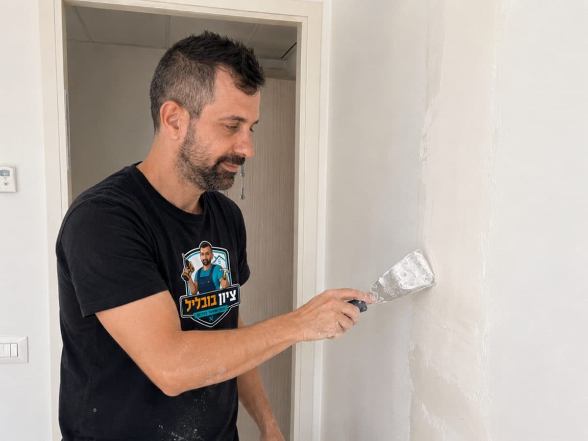 מריחת שפכטל בכף על קיר, בשכבה דקה ואחידה